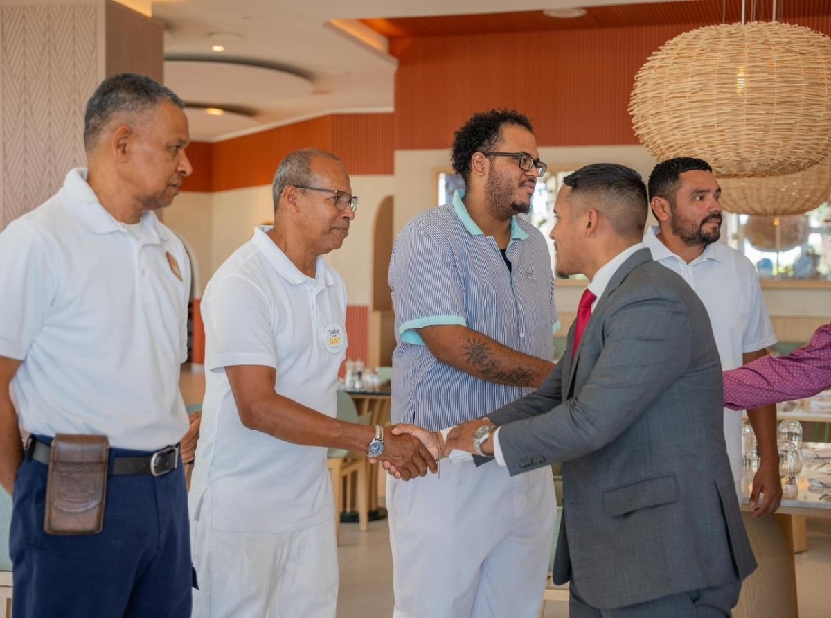 Ministro Wendrick Cicilia a pasa saluda empleadonan di JOIA Aruba