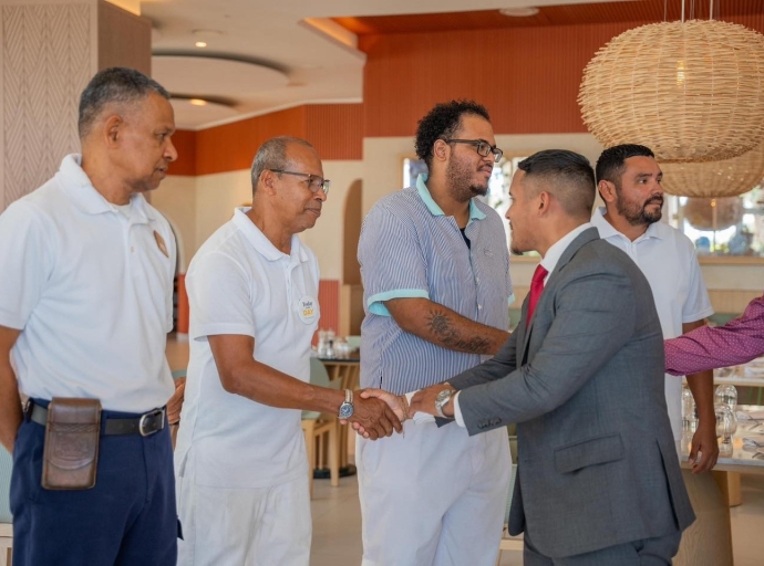 Ministro Wendrick Cicilia a pasa saluda empleadonan di JOIA Aruba