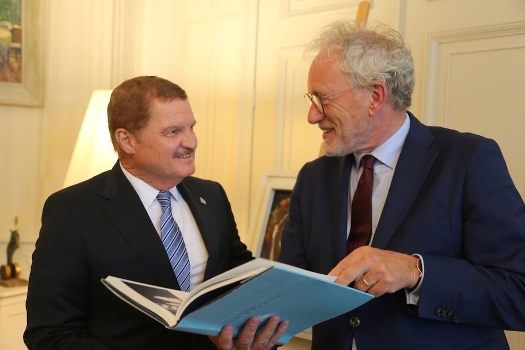 Prome Minister Mike Eman cu dos dia di bishita na Raad van State