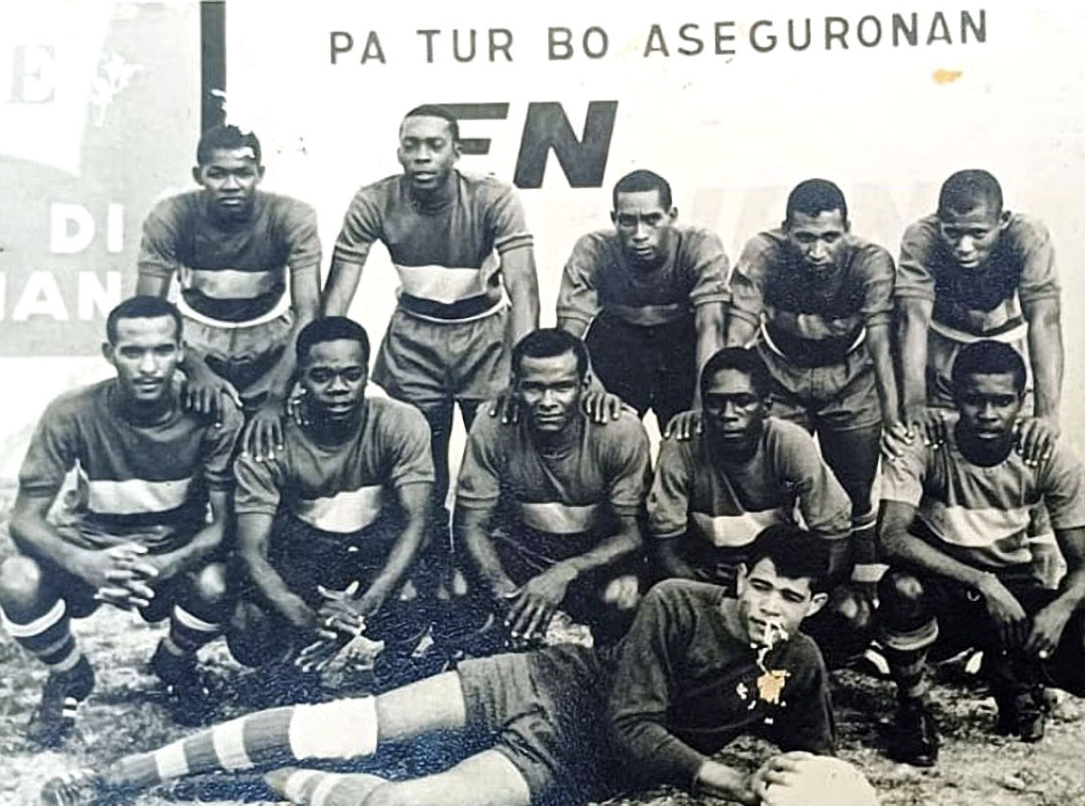 Ronny Elizabeth cu un bista riba historia di S.U.B.T. na Corsou