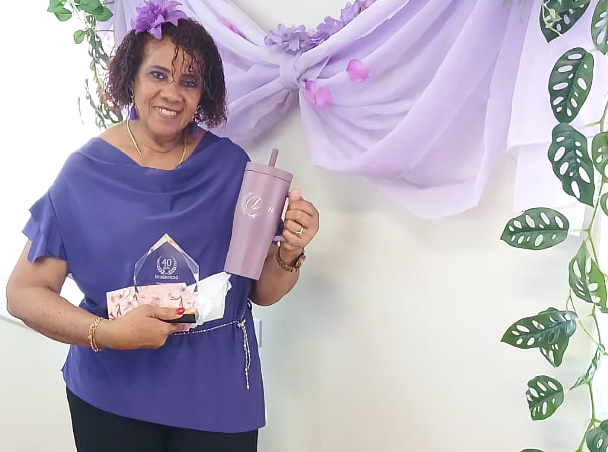 Diana Flanders celebrando 40 aña na Pasadia Briyo di Solo