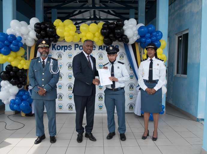 Hopi positivo cu Aruba tin 24 agente policial nobo cla pa sirbi comunidad   
