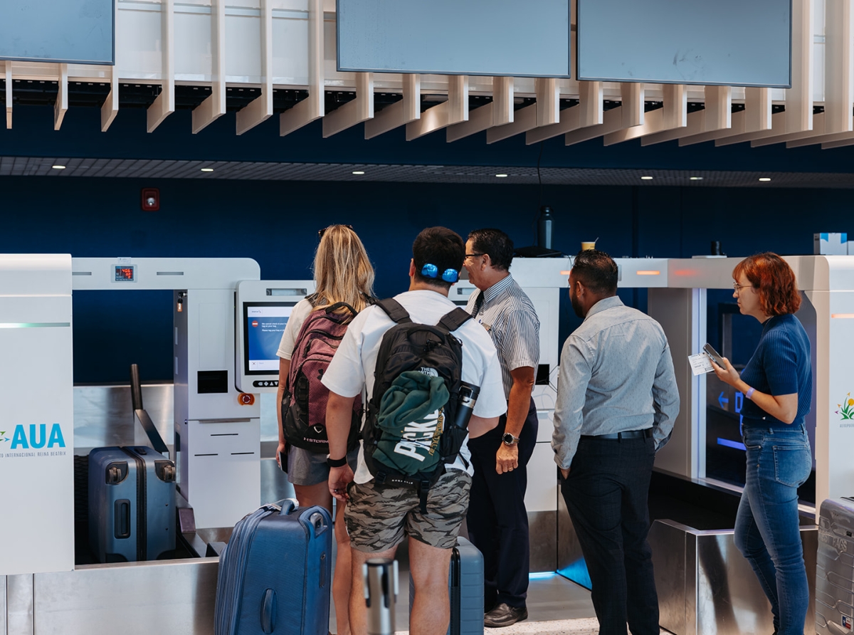 Aeropuerto di Aruba ta introduci “Self Bag Drop” den e sala di check-in pa Merca