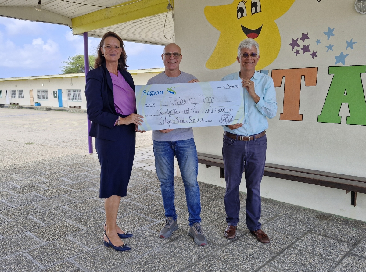 Sagicor Life a haci entrega di donacion na Colegio Santa Famia di Fundraising Bingo