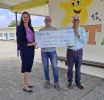 Sagicor Life a haci entrega di donacion na Colegio Santa Famia di Fundraising Bingo
