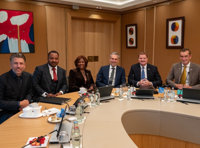 Prome Minister Mike Eman a presenta Rijkswet Geschillenregeling