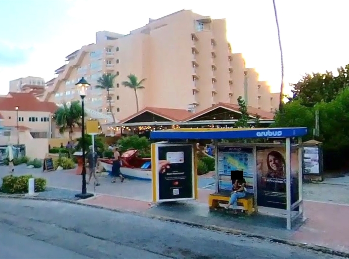 Turistanan crucero ta cuestiona cu e terminal di Arubus ta incomodo y sushi