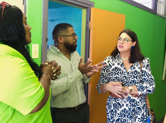 Ministro Mervin Wyatt-Ras a haci bishita na Casa Cuna