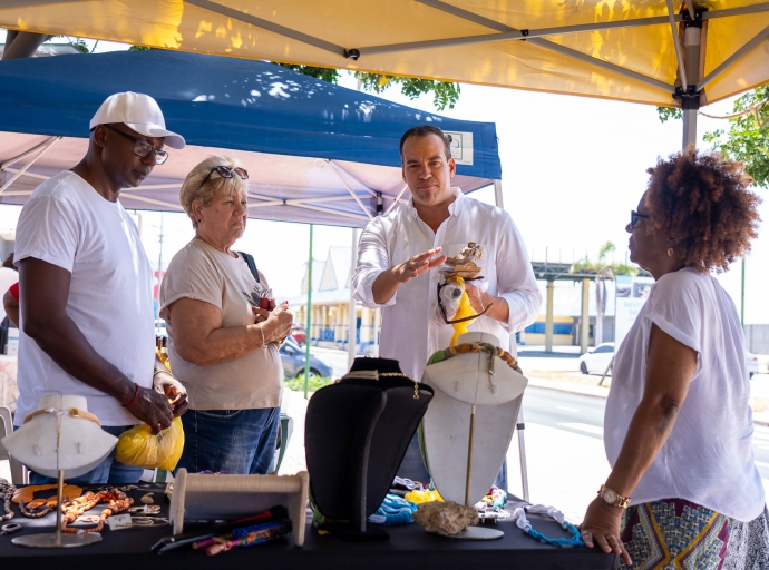 Ministro Wever a bishita e Pop-up Market riba Plaza Lolita