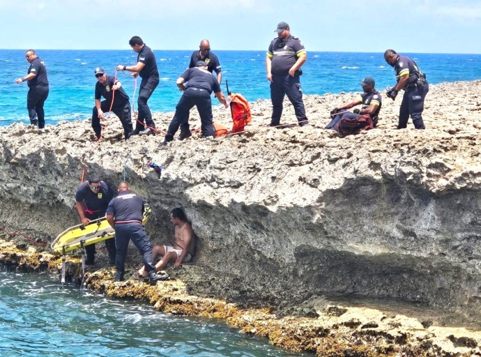 Rescate na costa panort di un turista cu a cay di baranca