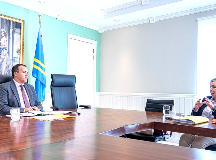 Dos biaha pa luna Ministro Wever ta reuni cu president di Banco Central