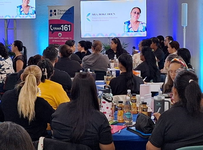 Minister di Enseñansa Gerlien Croes a bishita Conferencia Docente Ekipa