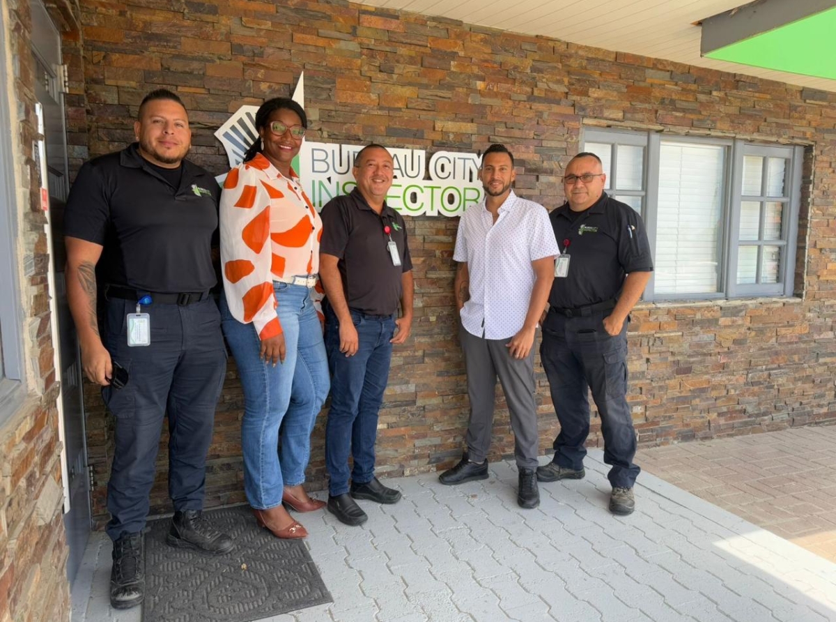 Dos parlamentario di AVP a bishita Bureau City Inspector y cancha di Unistars na Pos Chiquito