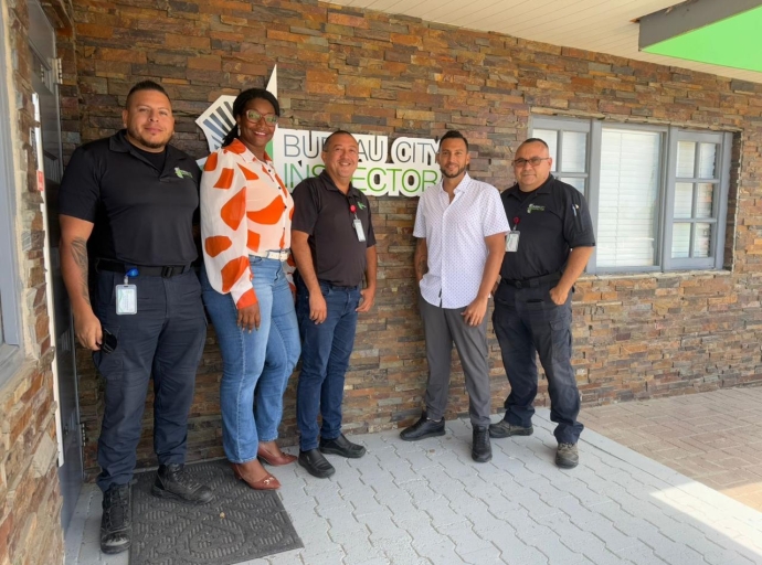 Dos parlamentario di AVP a bishita Bureau City Inspector y cancha di Unistars na Pos Chiquito