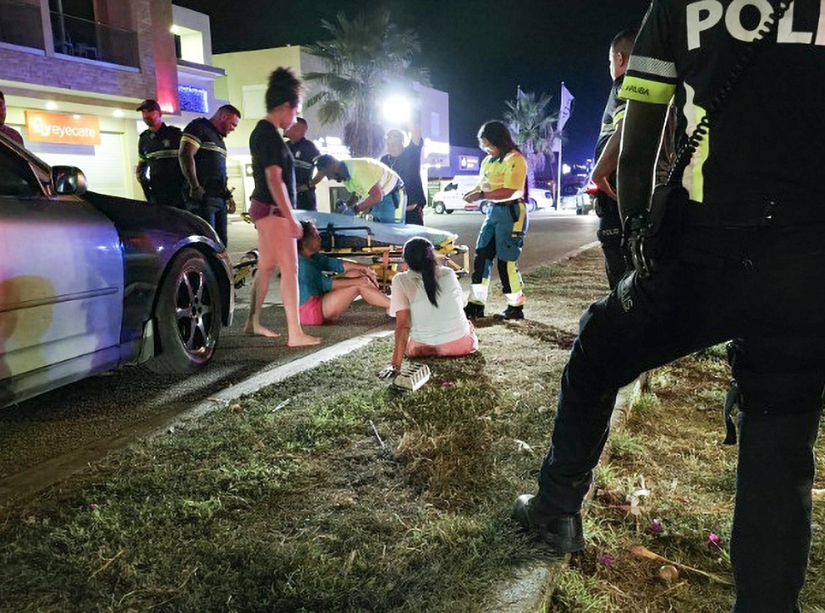 Chauffeur burachi a dal dos dama canando anochi pa nan salud