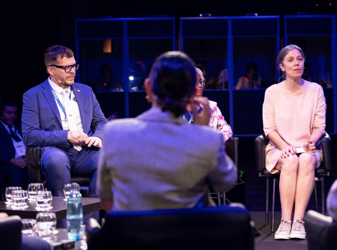 Michael Lampe cu discurso na Unesco Mondiacult Barcelona ta refleha den raport Global di Cultura