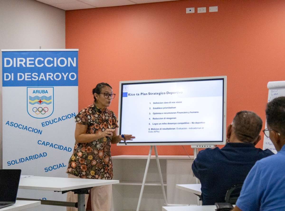 Directora Tecnico di COA ta splica e importancia di strategia na nivel di maneho di deporte