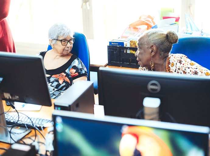 Mas ciudadano a bay siña cu Elmar con ta traha cu computer