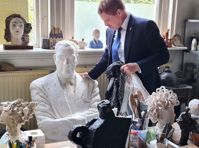 Mike Eman a bay bishita e escultora di e statua di Shon A Eman