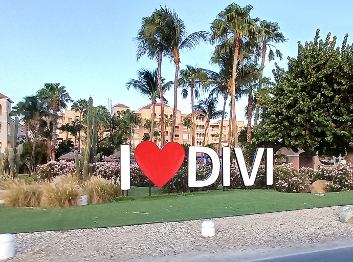 Bunita borchi di ‘I Love Divi’ poni dilanti Divi Village