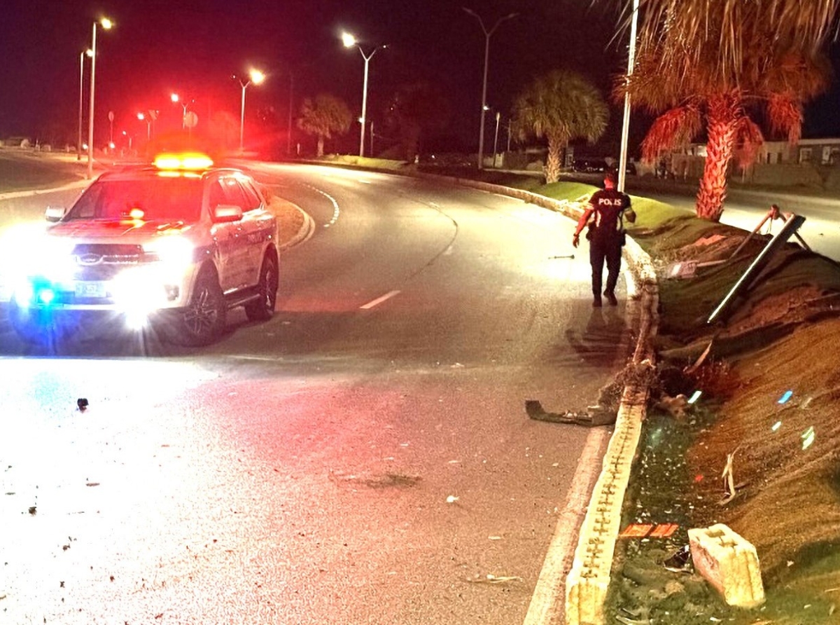 Destruccion di un Nissan March den un accident riba WVB Boulevard
