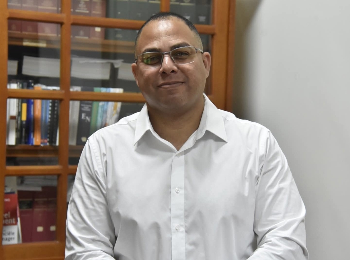 Tur documento di Eduard Pieters pa bira Parlamentario oficial di PPA a keda entrega na Parlamento