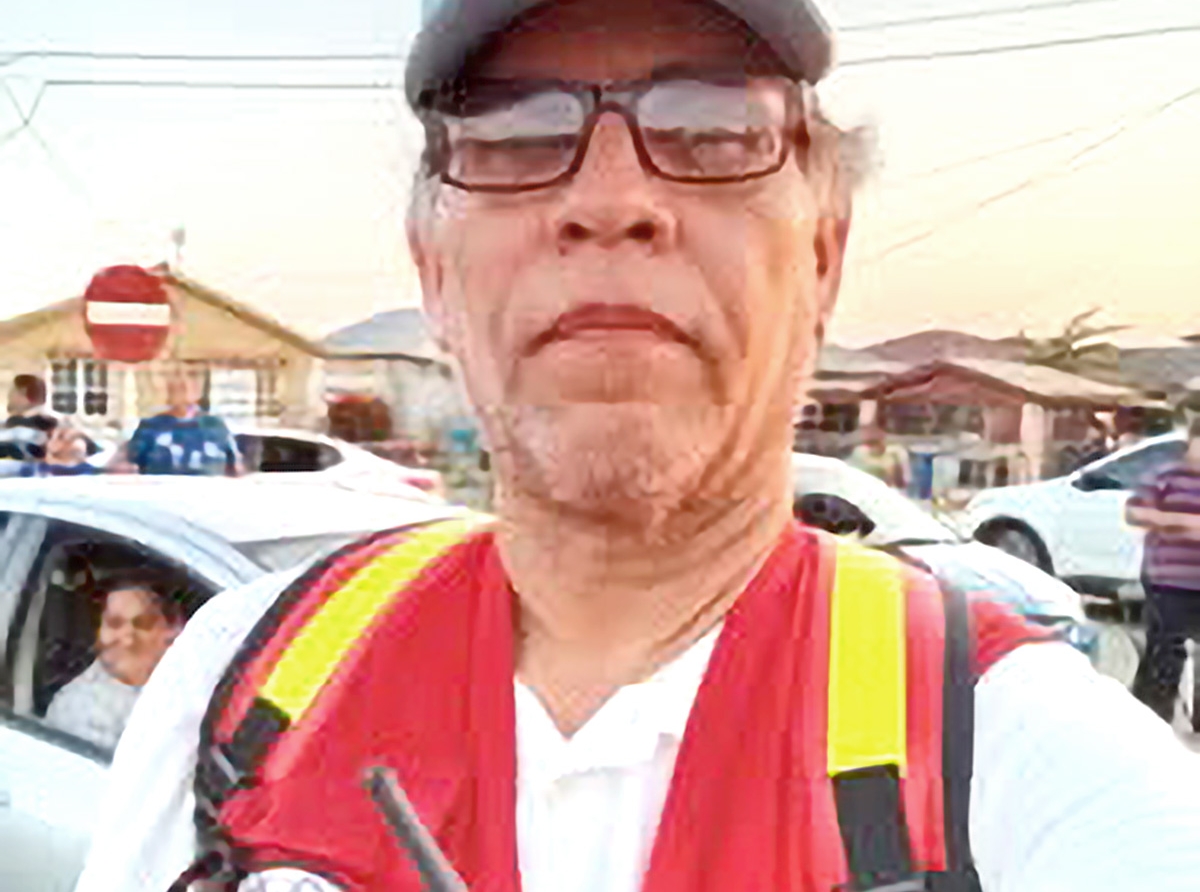 Conocido locutor Marcos Bislip awor 7 aña como boluntario di Cruz Cora Aruba