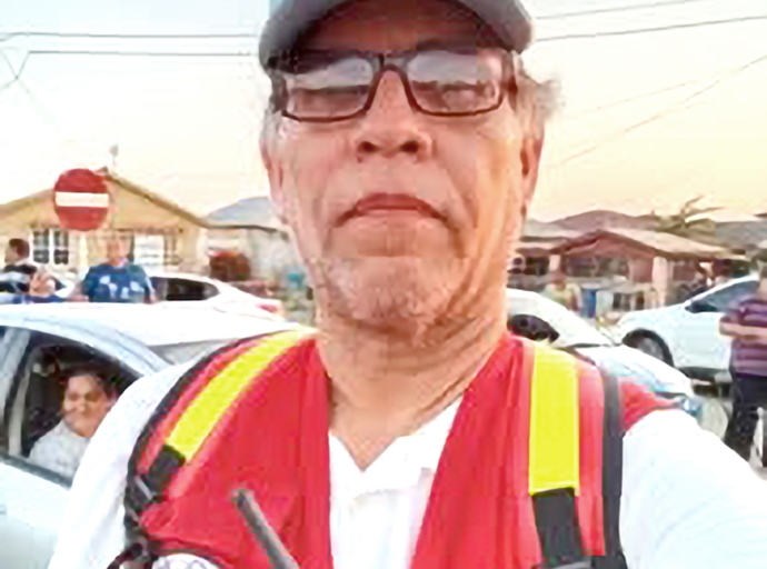 Conocido locutor Marcos Bislip awor 7 aña como boluntario di Cruz Cora Aruba