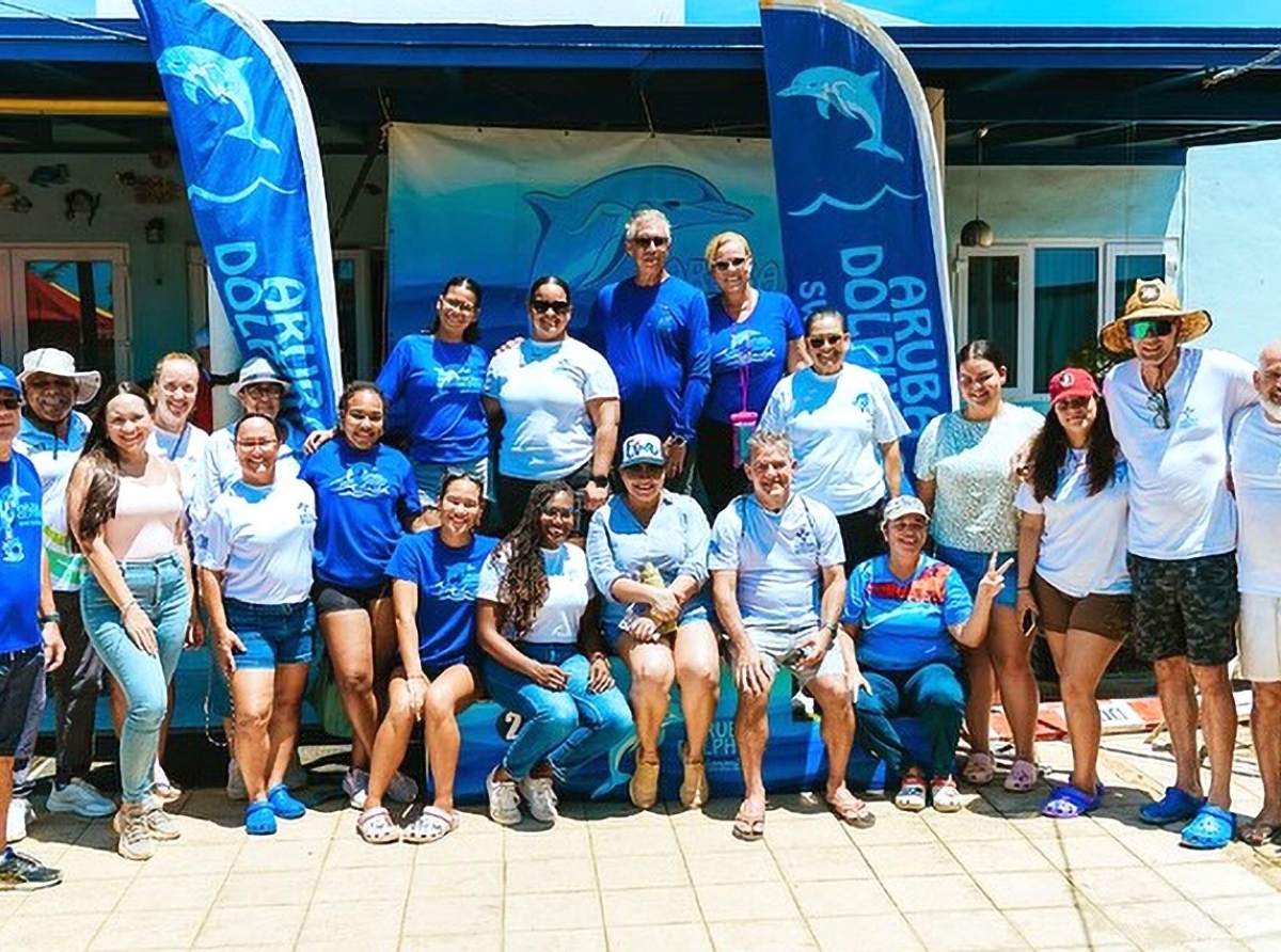 Ministro Gerlien Croes presente na entrega premionan di Aruba Dolphins Open Water 2025