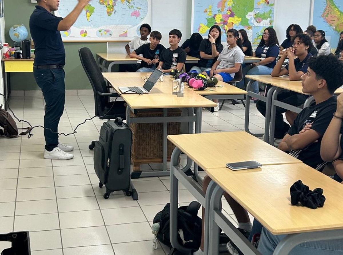 Quota y FEPOH a bishita scol pa duna charla y test di oido