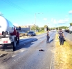 Dama den Toyota Yaris a bay dal riba Truck cu tanki grandi di Arugas