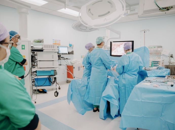 Hospital di Aruba prome den region Caribe pa uza camera 3D pa operacion laparoscopico