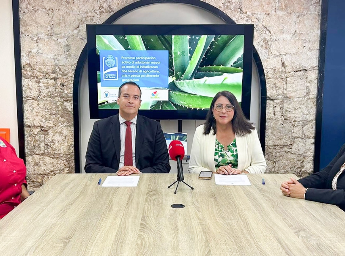 Minister Geoffrey Wever yen positivismo cu a firma cu Ouderenzaken y Santa Rosa pa Adultonan Mayor