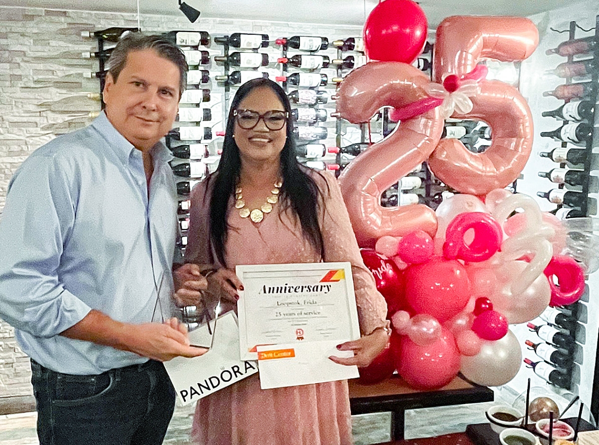 Frida Loopstok celebrando su di 25 aniversario na Do It Center