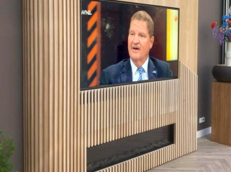 MEP sorprendi con Prome Ministro Mike Eman a pinta Aruba ‘hopi malo na TV Hulandes’