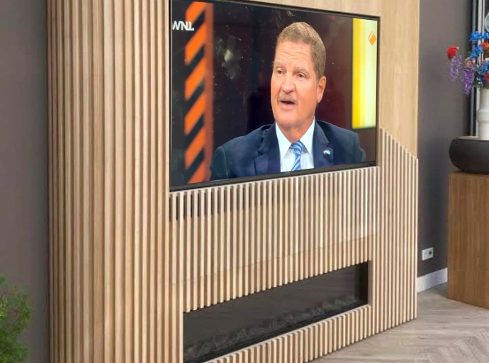 MEP sorprendi con Prome Ministro Mike Eman a pinta Aruba ‘hopi malo na TV Hulandes’