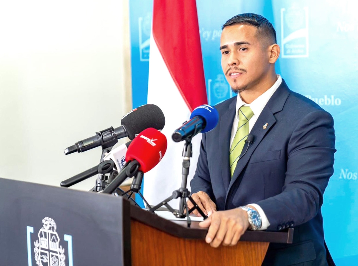 Minister di Labor Wendrick Cicilia trahando riba introduccion di ‘jeugdminimumloon’