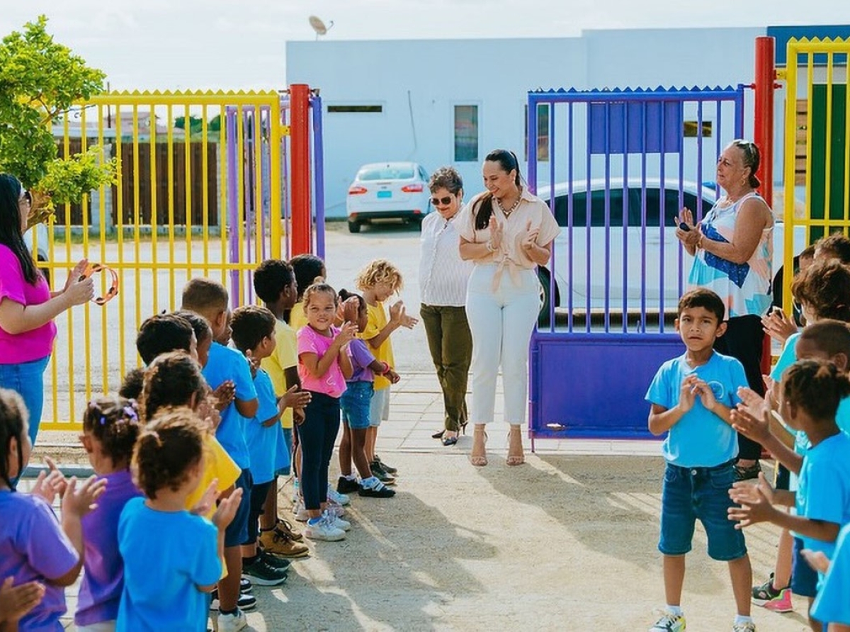 Ministro di Enseñanza a bay haci bishita na tres scol