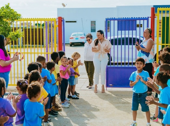 Ministro di Enseñanza a bay haci bishita na tres scol