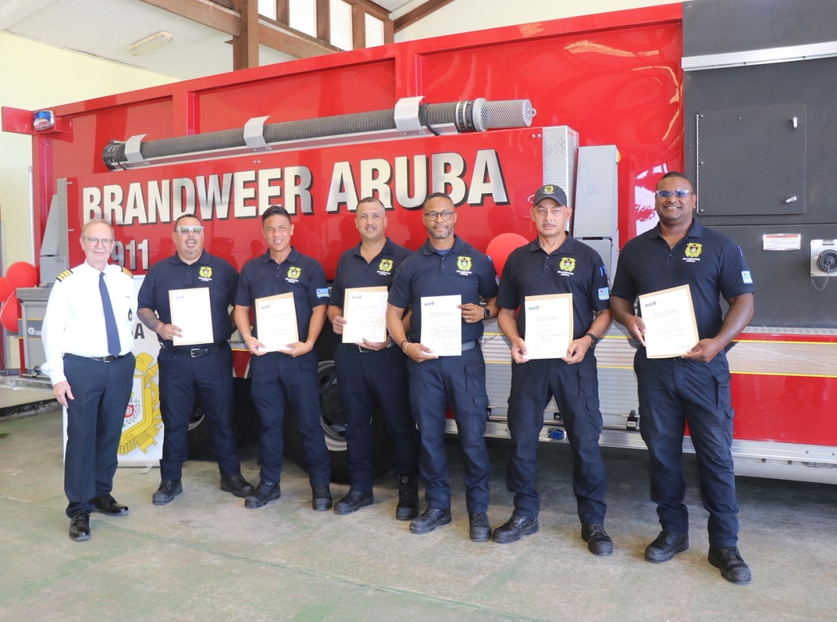 Total di 21 miembro dedica di Cuerpo di Bombero a ser honra cu un diploma pa diferente estudio completa
