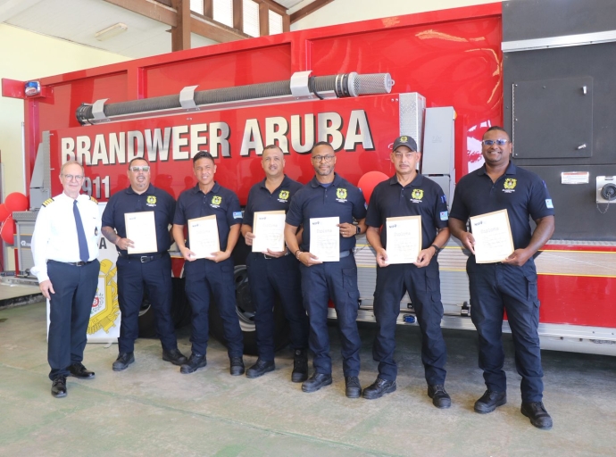 Total di 21 miembro dedica di Cuerpo di Bombero a ser honra cu un diploma pa diferente estudio completa