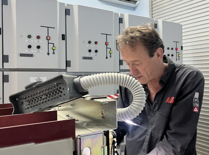 Interupcion temporal di coriente debi na redistribucion di carga electrico durante mantencion riba e red