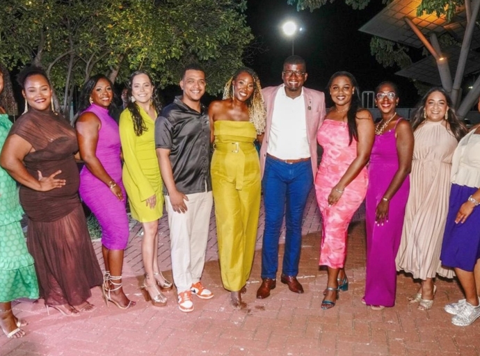 Directiva nobo di Kiwanis Club of San Nicolas a sinta cu yen energia y vision nobo