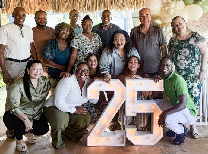 Celebracion di sorpresa pa festeha 25 aña di juffrouw Jeanette Hooker den enseñanza