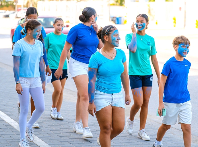 Varios klas di Colegio Arubano mira den area di Linear Park tur disfraza