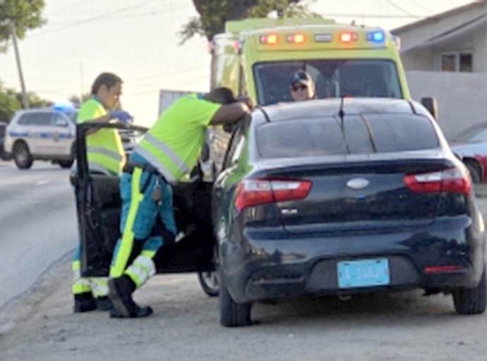Auto a dal mucha homber di 10 aña na Catiri