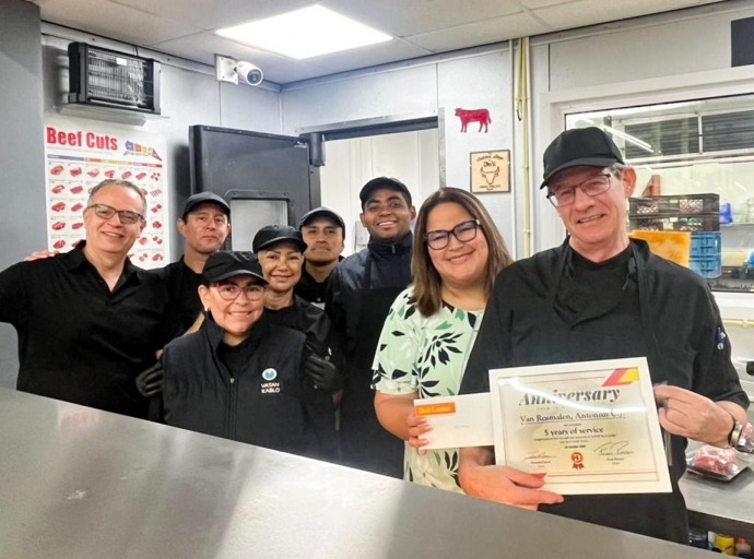 Celebrando e prome lustro di Toine na Super Do It Center