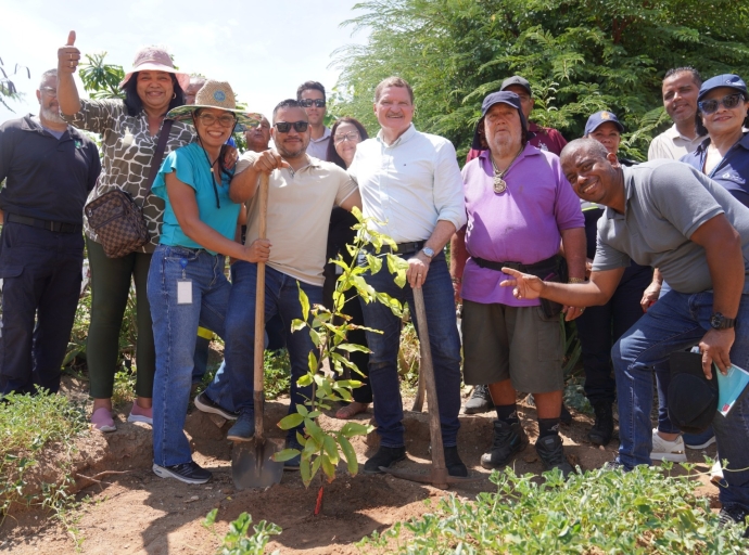 Habitantenan di Cura Cabay Zuid a keda hopi contento cu ayudo di Accion di Bario