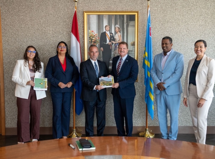 Prome Minister Eman a comparti su vision di sostenibilidad cu Aruba Airport Authority