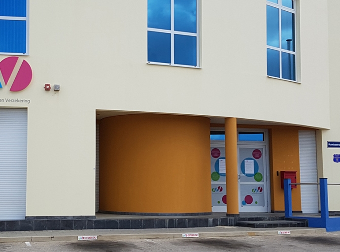 E number di AZV cu tin den bo zorgpas di plastic ta personal y unico